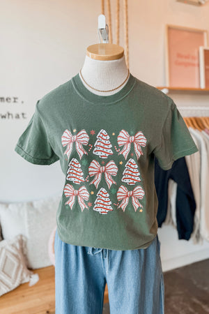 COQUETTE CHRISTMAS SNACKS GRAPHIC TEE