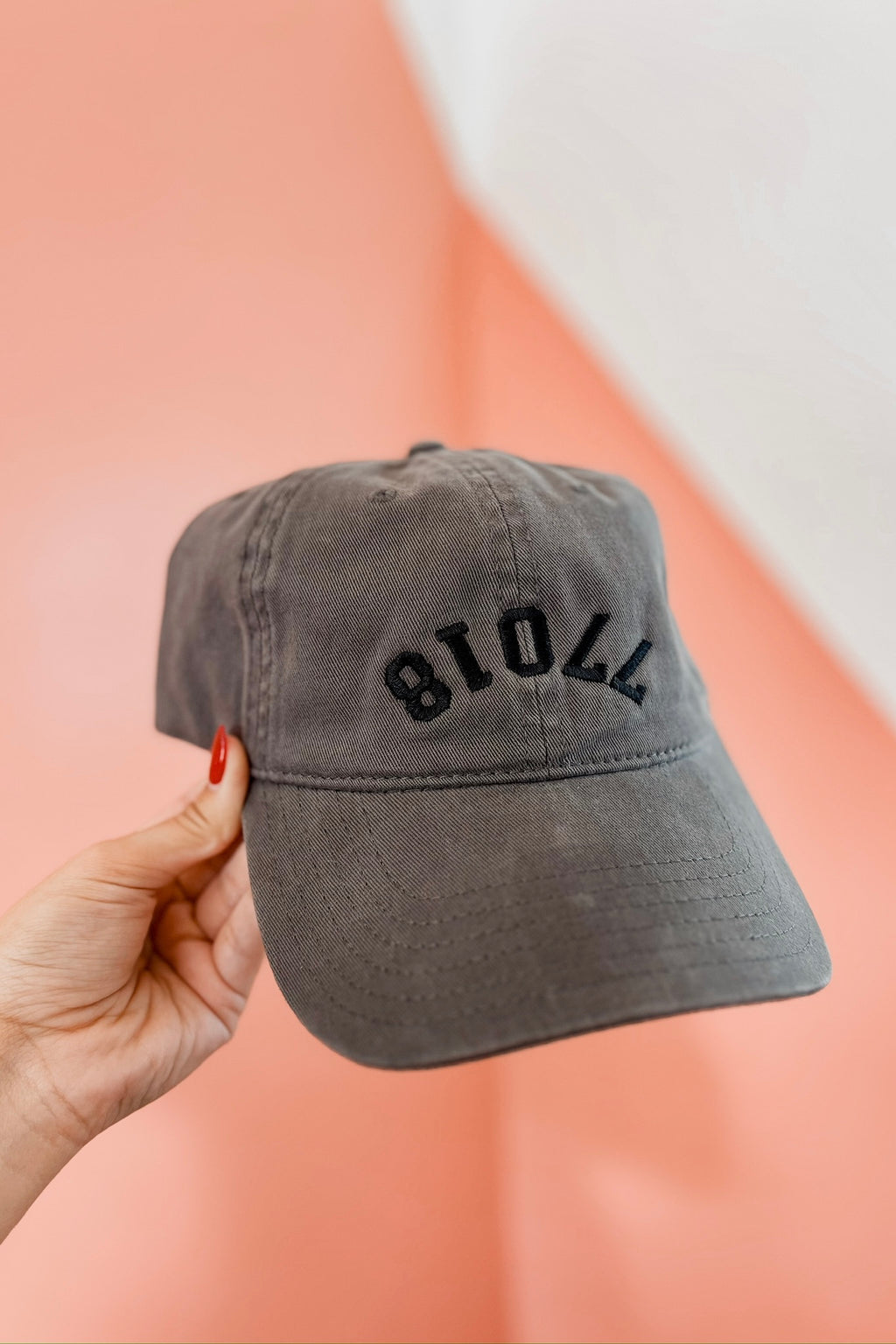 77018 EMBROIDERED HAT CHARCOAL